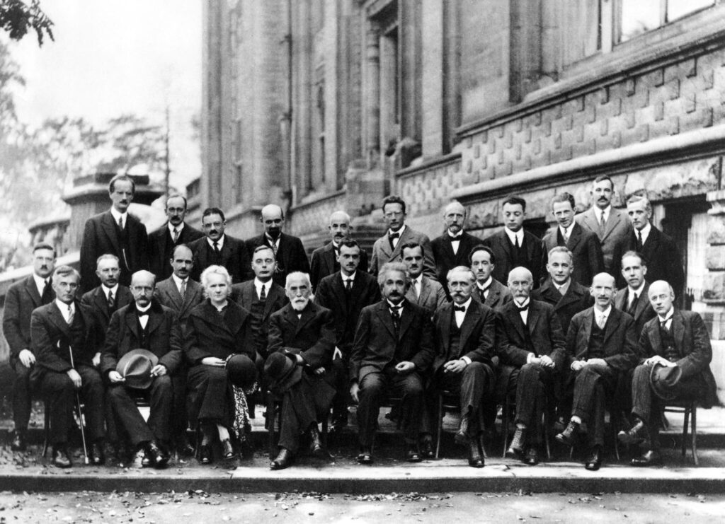 Foto dos principais cientistas do mundo incluindo Marie Curie como única mulher
